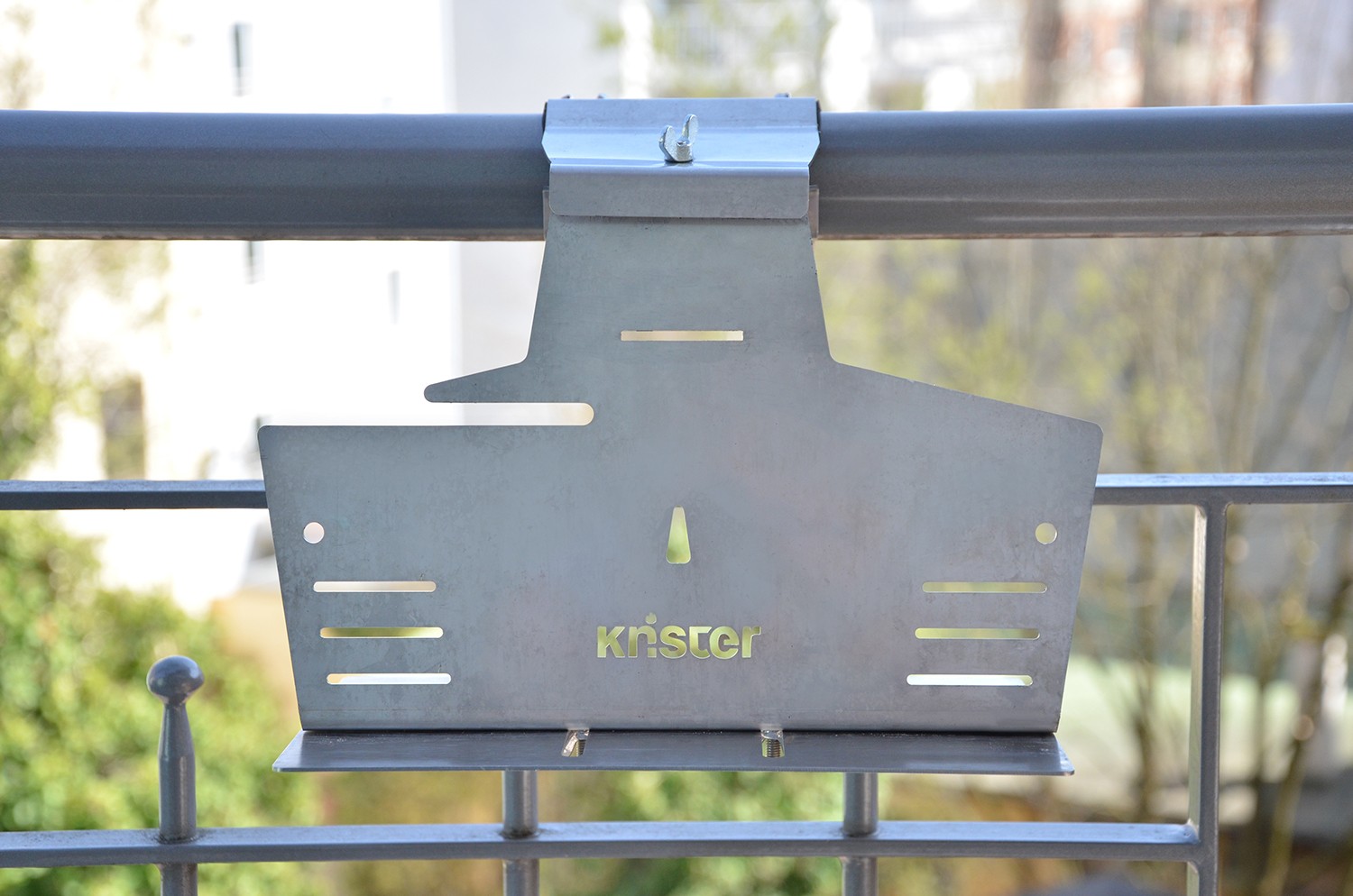 Knister Grill Halterung an Balkon Geländer befestigt mit Jnister Logo 