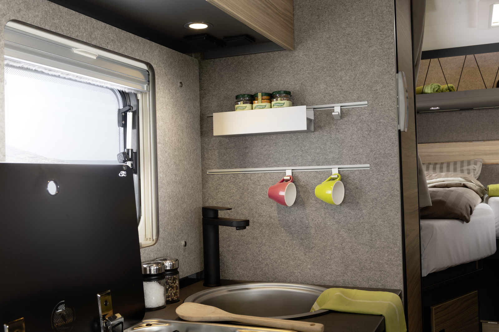 DET_Globebus_4x4_T46_Saros_Multiflex-Schienensystem_01_RET_05212025-Screen