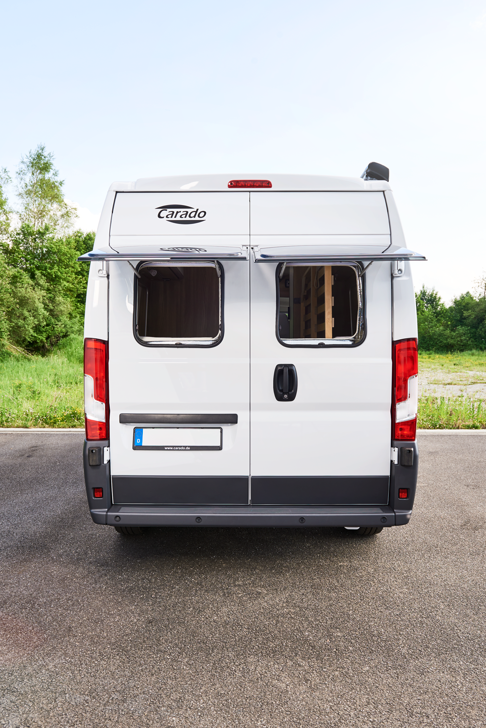 Campervan mit geschlossenen Hecktüren und geöffneten Heck Fenster