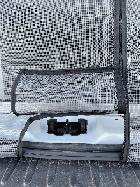 Moskitonetz mit Kleiner Klappe daran am Globevan