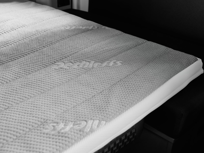 Dethleffs Topper im Globevan auf der Schlafbank unten aufgelegt mit Dethleffs Logo eingenäht