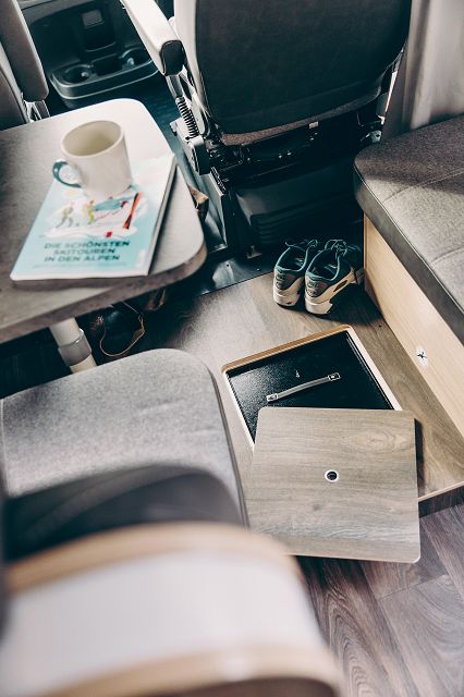 Sunlight Safe für Bodenstaufach im Bug incl. Anti-Rutsch-Matte