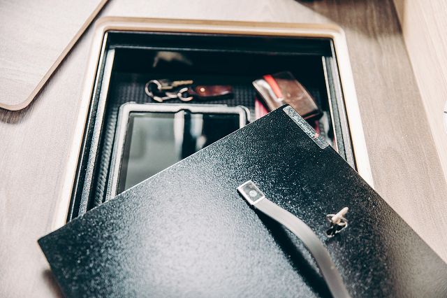 Sunlight Safe für Bodenstaufach im Bug incl. Anti-Rutsch-Matte