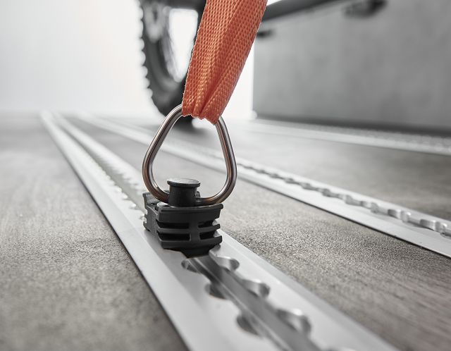 Zurrösen in einem Dethleffs Globevan am Boden in der Schiene Dethleffs Globevan Zurröse für Bodenschiene befestigt mi Zurrgurt