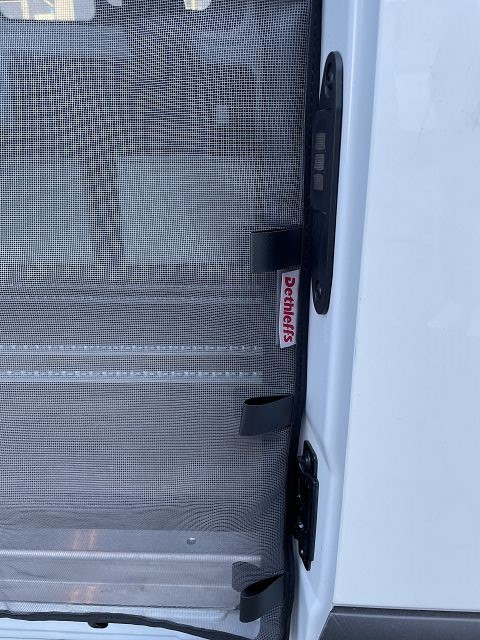 Globevan Heck mit befestigtem Moskitonetz und Logo von Dethleffs