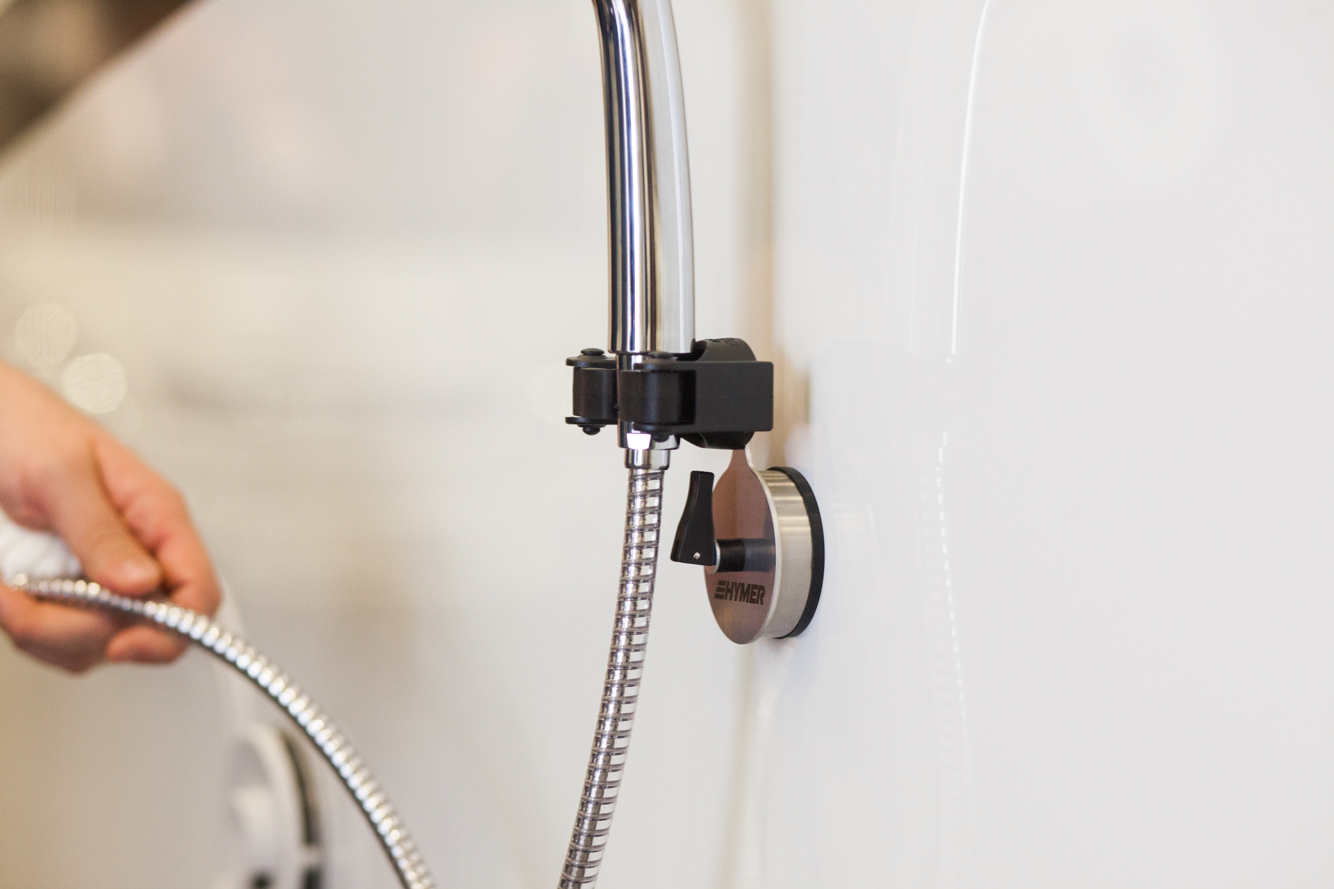 Hymer Wohnmobil Mini Saughalter mit Brausekopfhalter edelstahl nahaufnahme