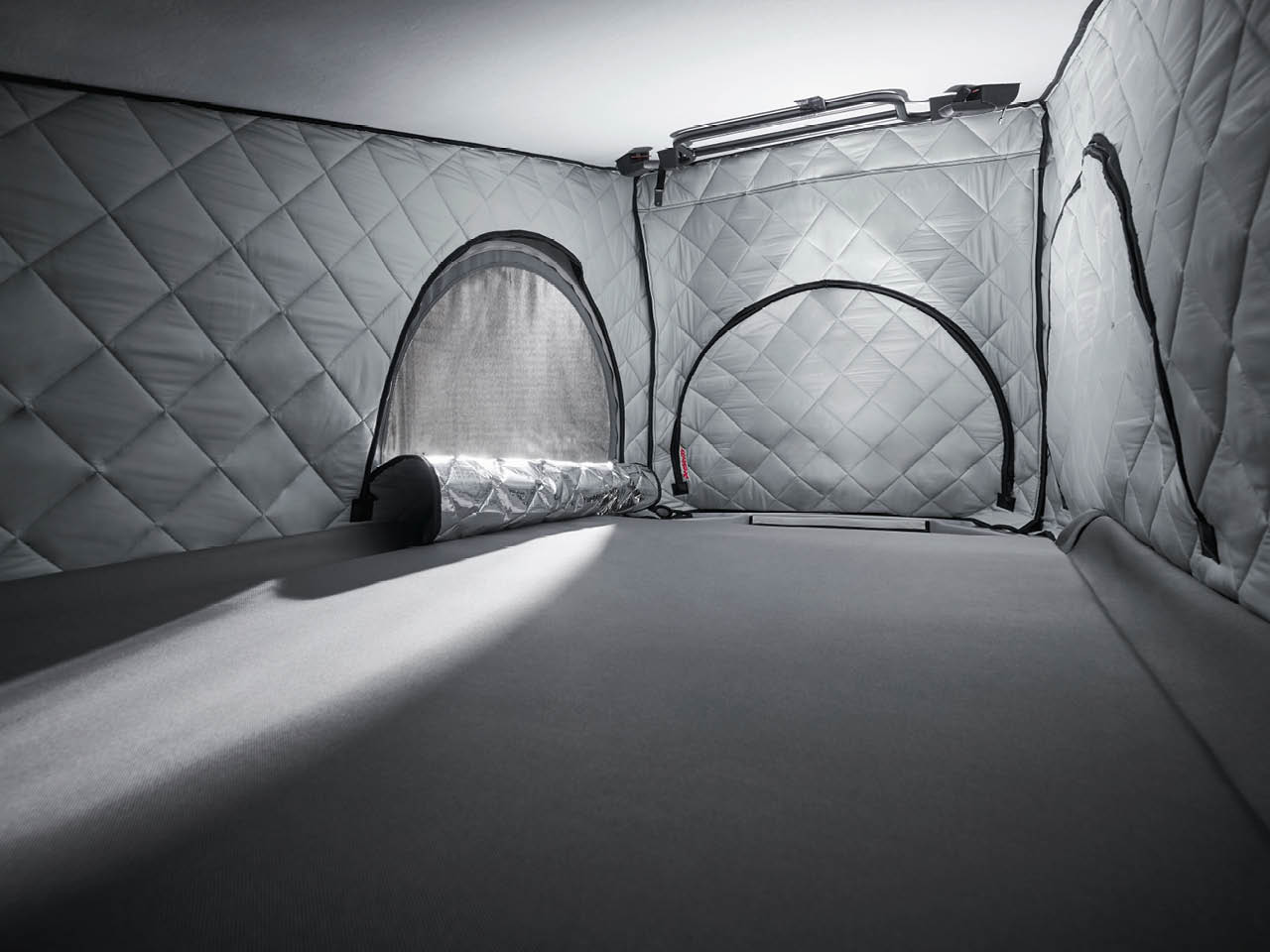 Schlafdachisolierung angebaut in einem Schlafdach vom Dethleffs Globevan